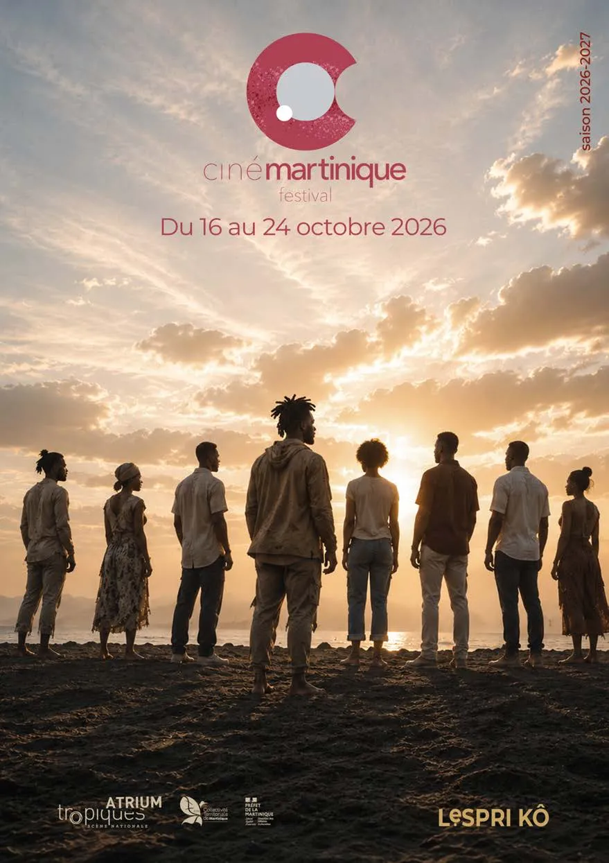 Affiche du CinéMartinique Festival 2026 : huit personnes de dos, face à la mer au coucher du soleil, sous le titre « Du 16 au 24 octobre 2026 » et la bannière « Lespri kô »