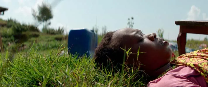 Image du film Ben Imana : une jeune femme allongée dans l’herbe, les yeux fermés