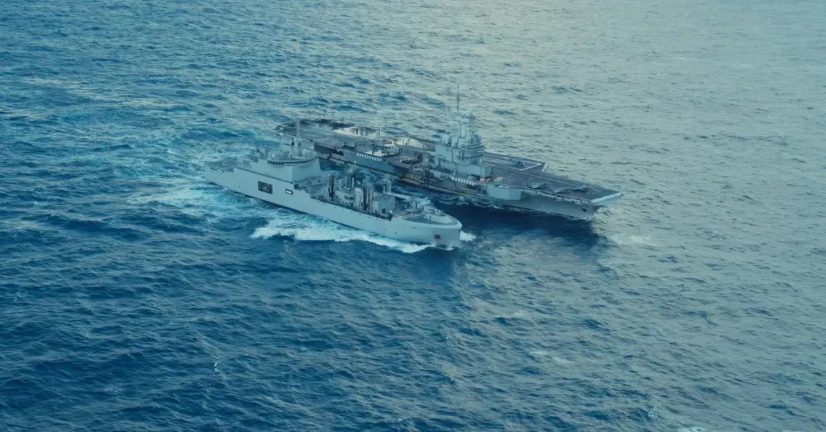 Un bâtiment ravitailleur et le porte-avions Charles de Gaulle en mer, image du documentaire « La grande Histoire de la Marine »