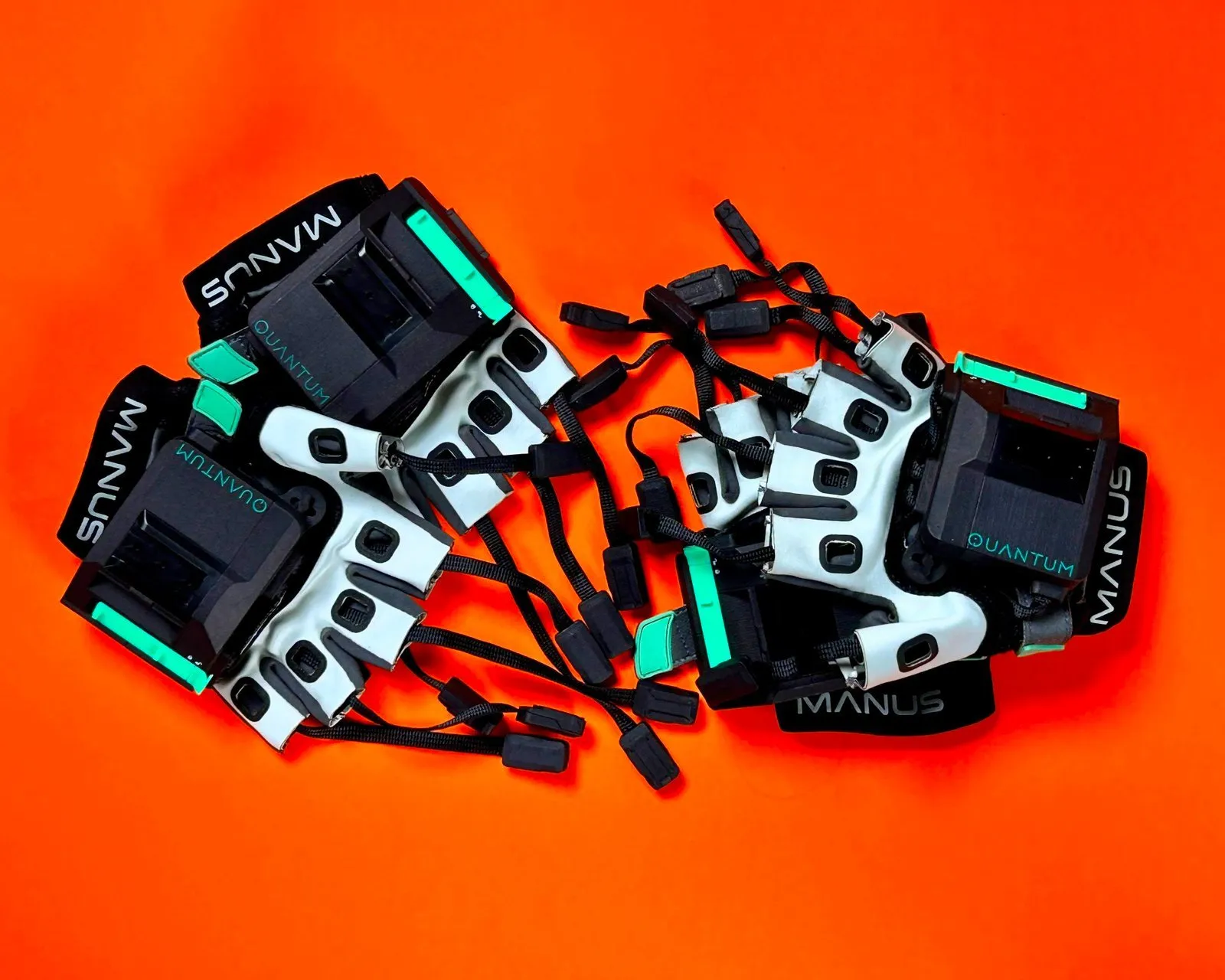 Gants de motion capture Manus Quantum posés sur un fond orange